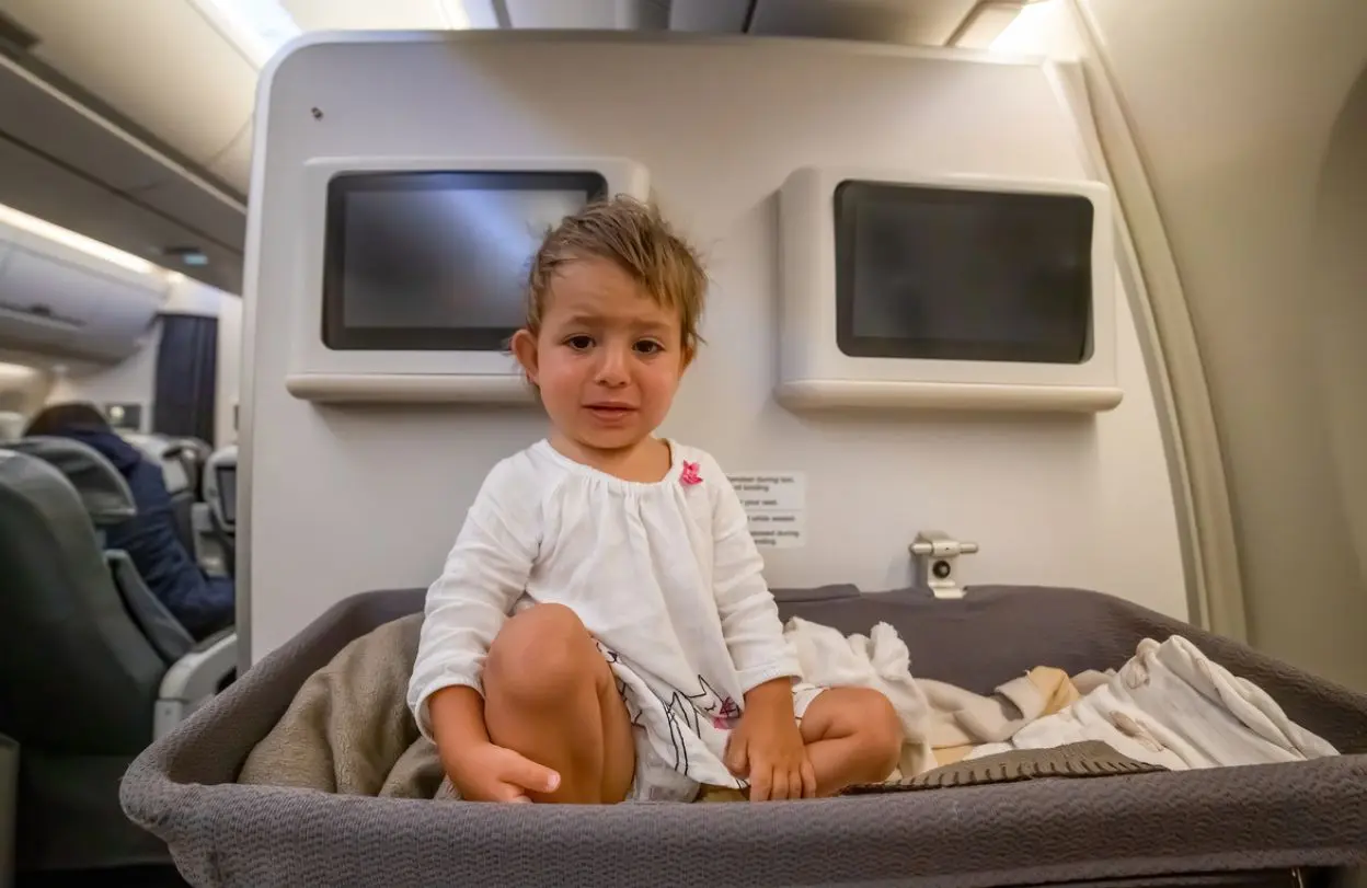 Por qué los bebés lloran en los aviones