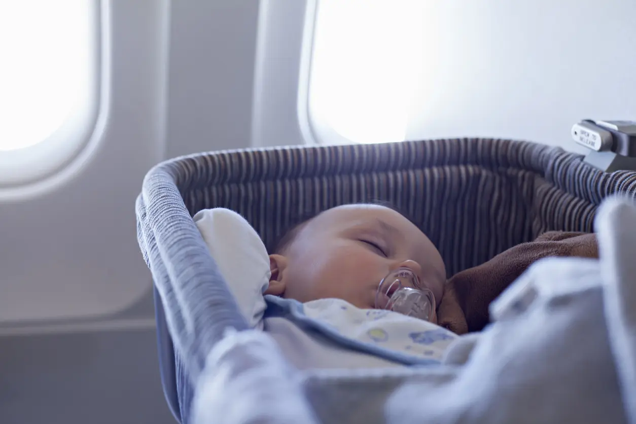 Protocolo a seguir cuando nace un bebé en un avión 