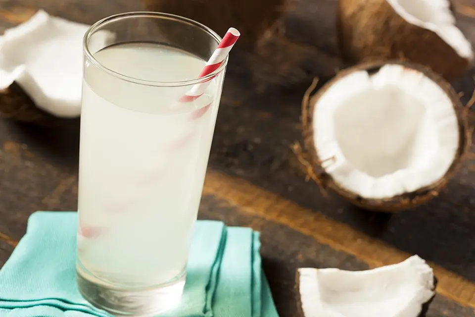 agua de coco remedios para la cruda