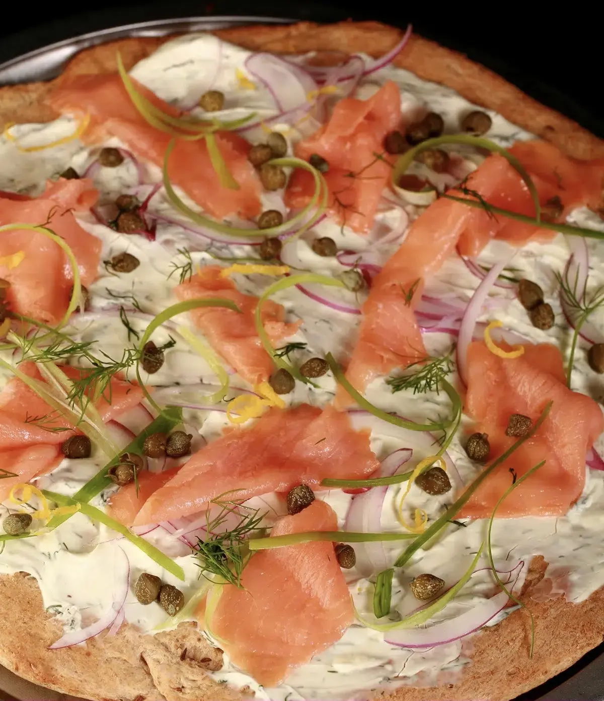 Pizza de salmón ahumado con mascarpone y alcaparras