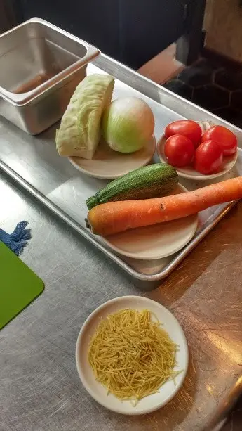 sopa de fideo con juliana de verduras
