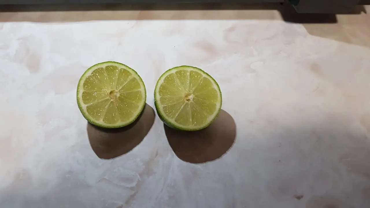 Corta el limón a la mitad