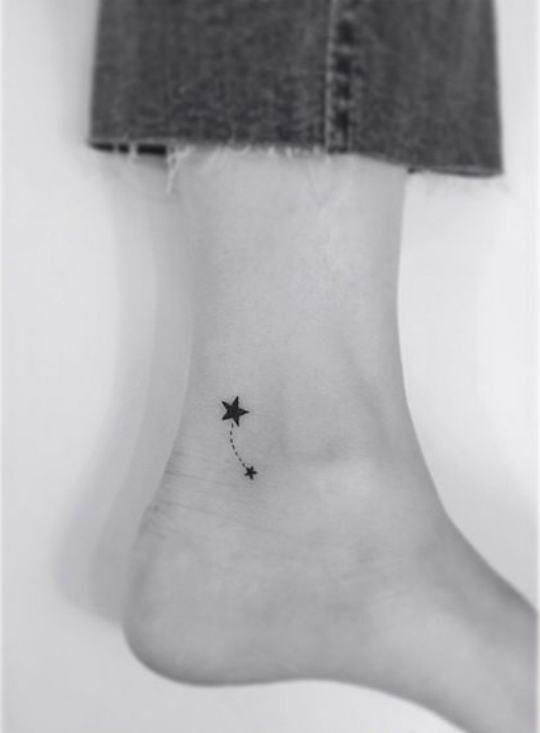 Ideas de tatuajes pequeños inspirados en los astros | Me lo dijo Lola
